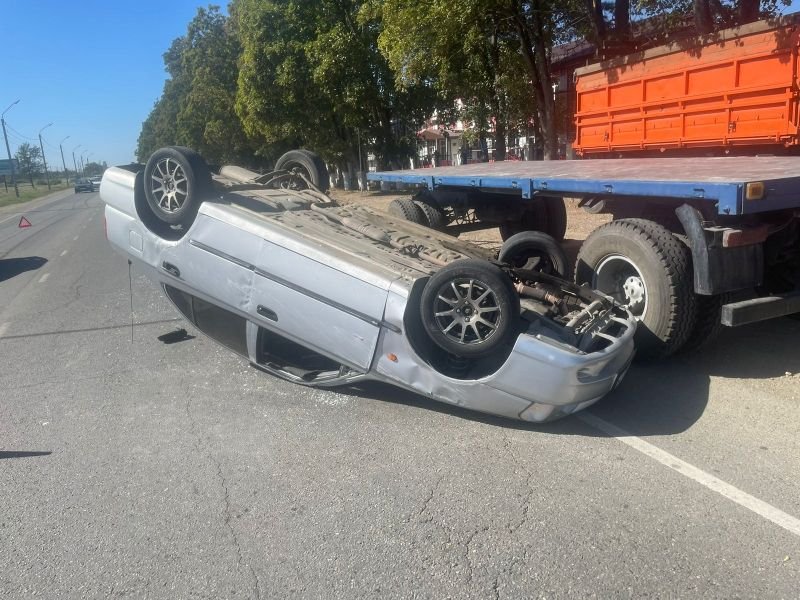 В Усть-Лабинске автоледи перевернулась на иномарке