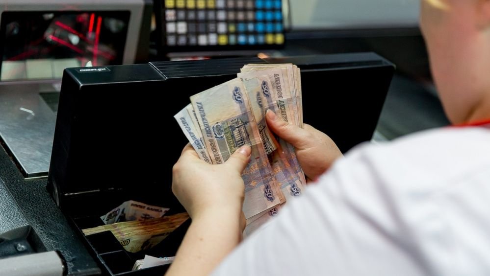 На Кубани мужчина украл 18 тысяч рублей у доверчивых кассиров