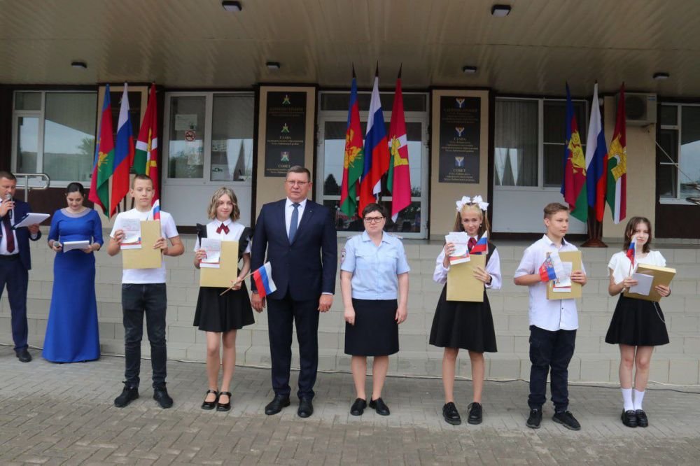 Юным жителям Усть-Лабинска выдали паспорта в торжественной обстановке