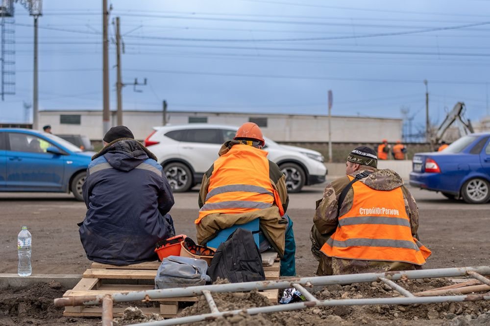 Дорожники приступили к асфальтированию дублера Яблоновского моста в Краснодаре