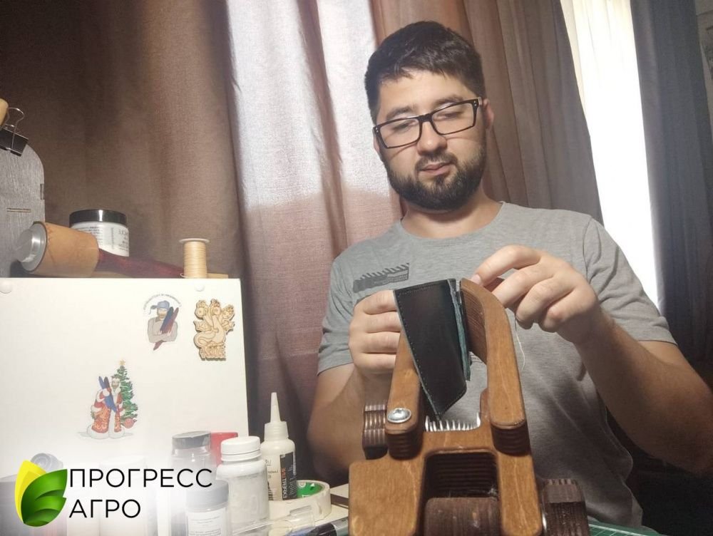 Сотрудник «Прогресс Агро» создает уникальные изделия из кожи