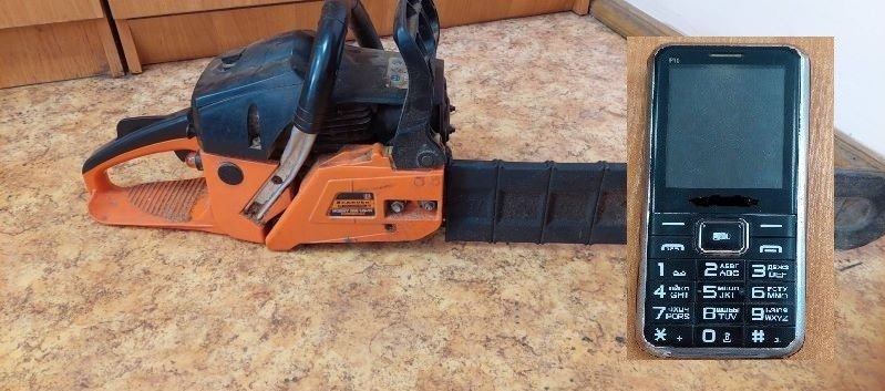 Новолабинец позарился на старую бензопилу и кнопочный мобильник