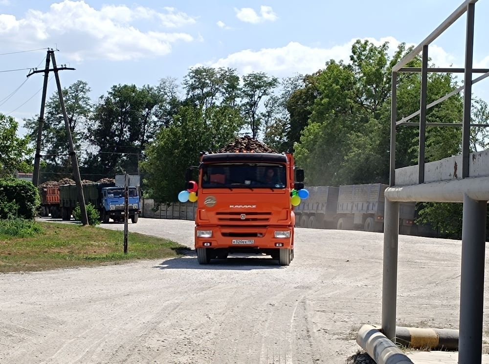 На Усть-Лабинском сахарном заводе встретили первую машину с новым урожаем