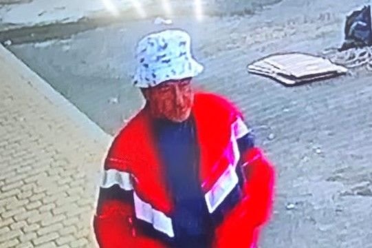В Усть-Лабинске ищут мужчину, подозреваемого в краже сумки на автобусной остановке