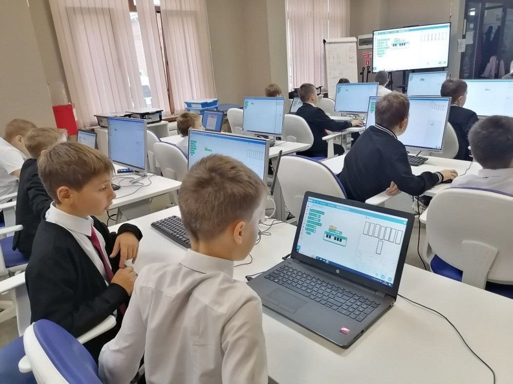 Усть-лабинские школьники создали виртуальное пианино