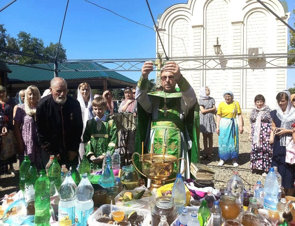 Устьлабинцы празднуют Медовый Спас
