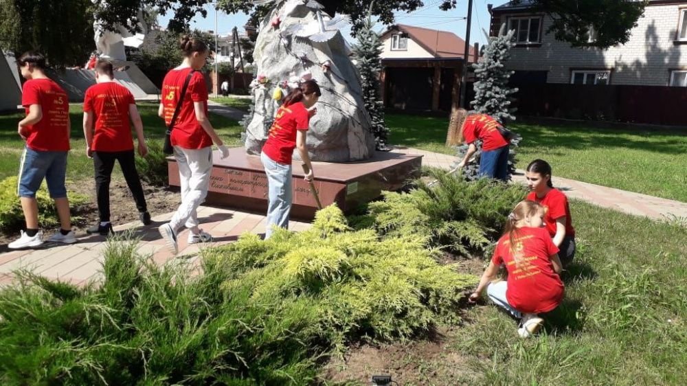 Школьники Усть-Лабинска во время каникул наводят порядок на военных мемориалах