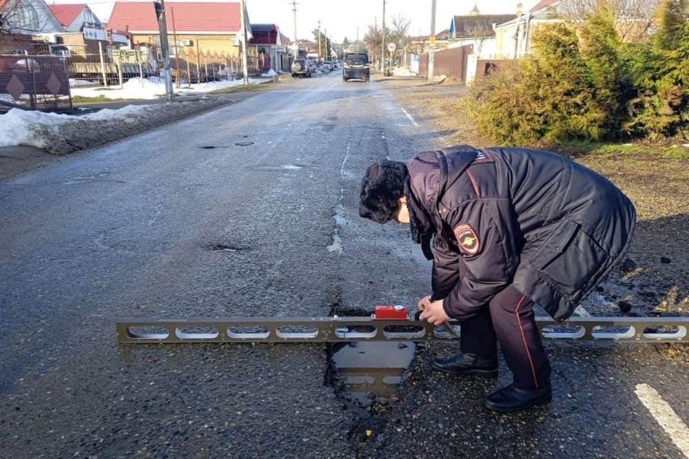 Состояние дорожного покрытия проверили автоинспекторы в Усть-Лабинском районе