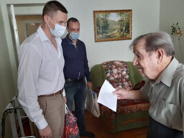Усть-Лабинские городские депутаты побывали в гостях у фронтовика