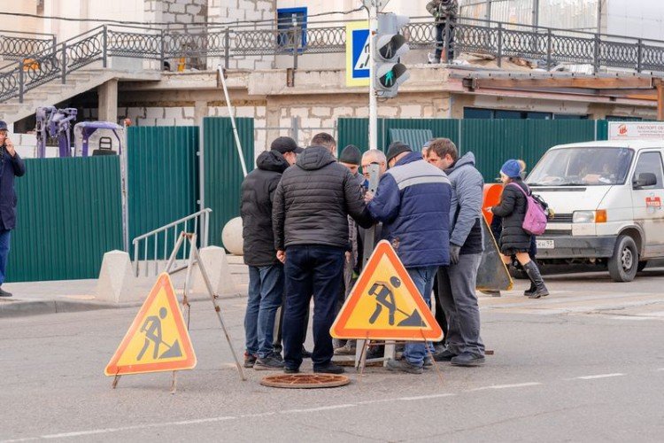 Дорожные знаки и мужчины