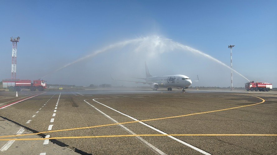 Водная арка над самолётом