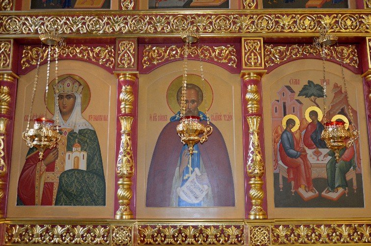 иконы в храме преподобного Сергия Радонежского (в центре)