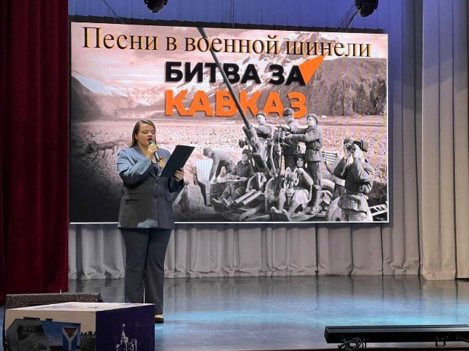 Сцена в Доме культуры и девушка в костюме