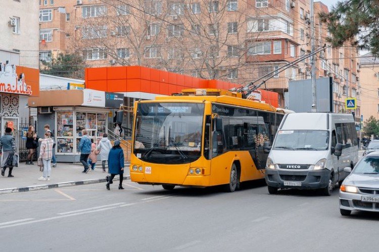 Улица с людьми и автомобили