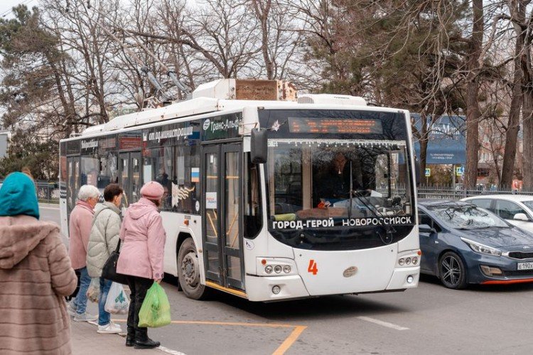 Автобус и люди на остановке