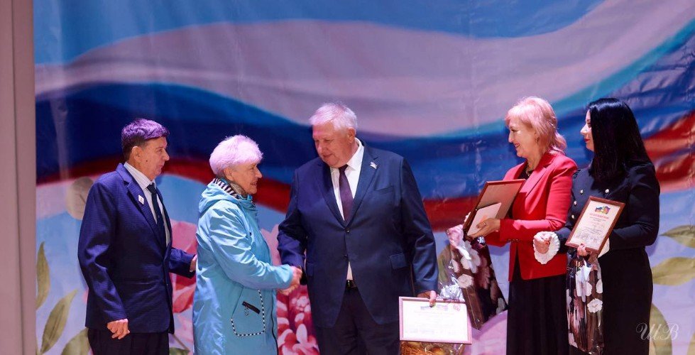 Фото: вручение медалей почётным кирпильцам