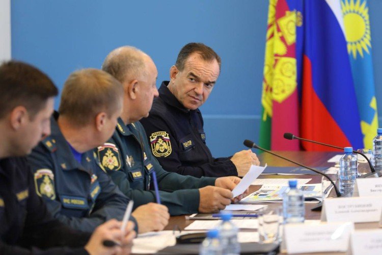 Губернатор Краснодарского края и сотрудники МЧС