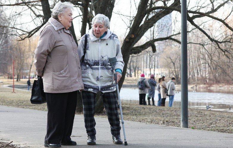 Две пожилые женщины