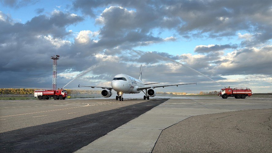 Самолёт и пожарные машины