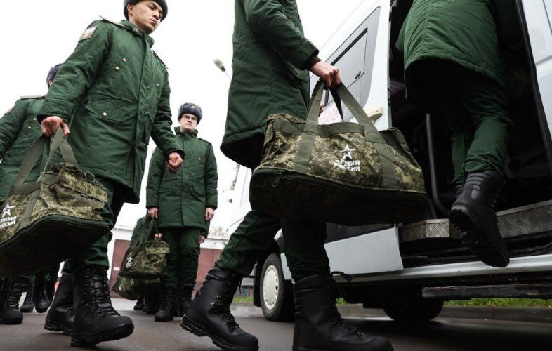 Мужчины в форме