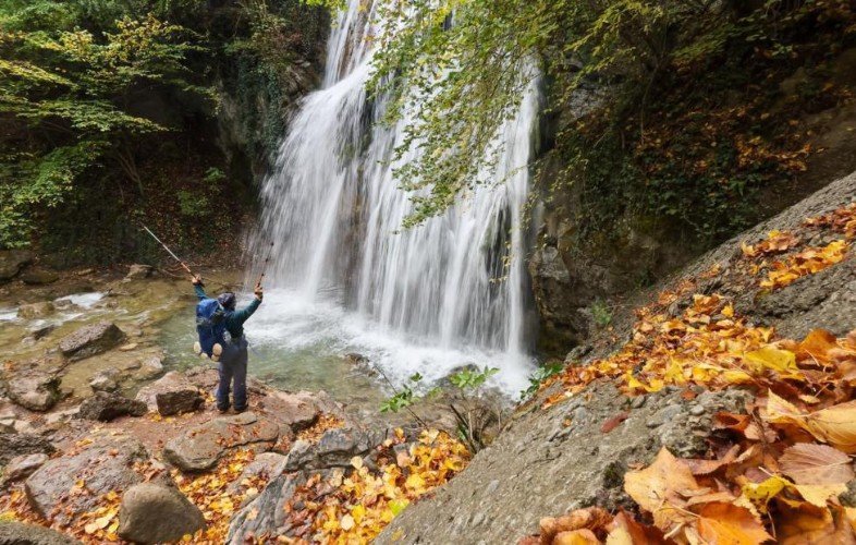 Человек у водопада