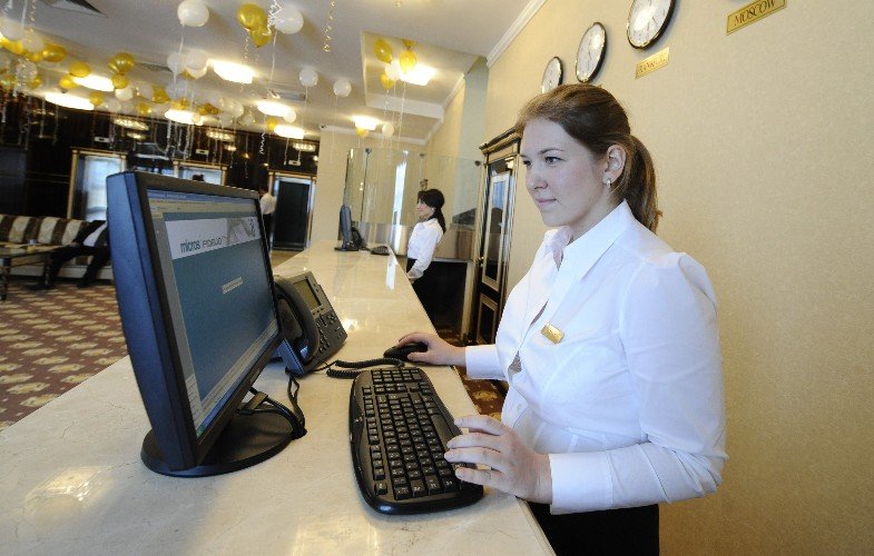 Девушка за компьютером