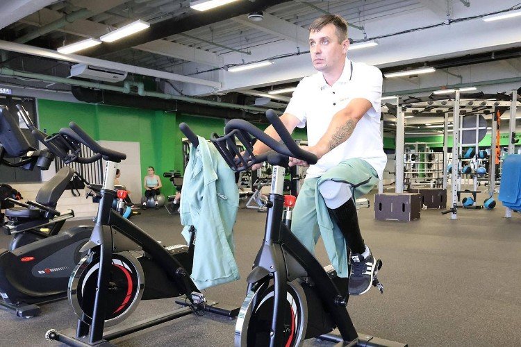 Мужчина на велотренажёре
