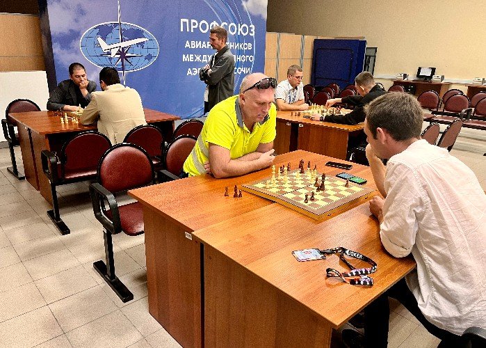 Мужчины играют в шахматы