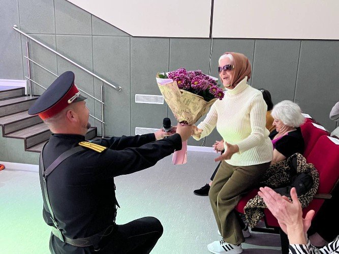 Цветы ветерану коллектива