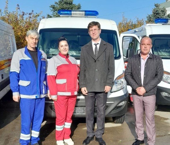 Главный врач Усть-Лабинской ЦРБ Сергей Рысухин с коллегами у нового автомобля