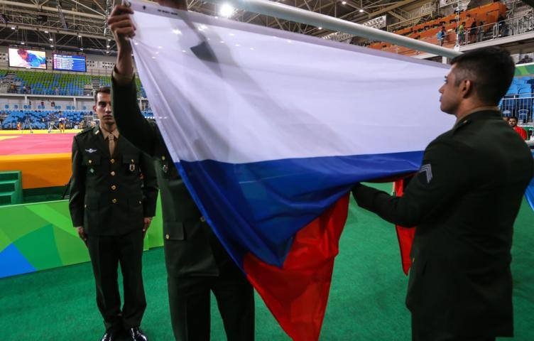 Молодые люди с флагом РФ в руках