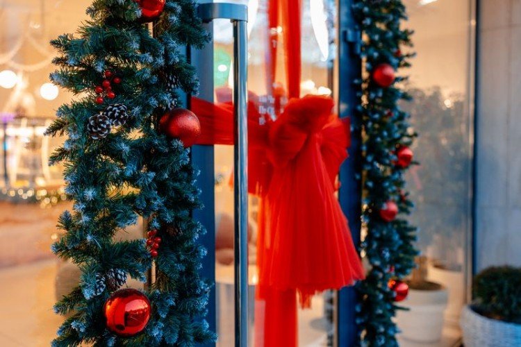 Новогоднее украшение на входе в здание