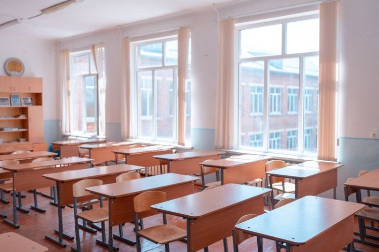 Кабинет с партами и стульями
