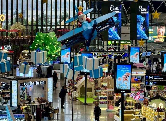 Наряженный зал аэропорта Сочи