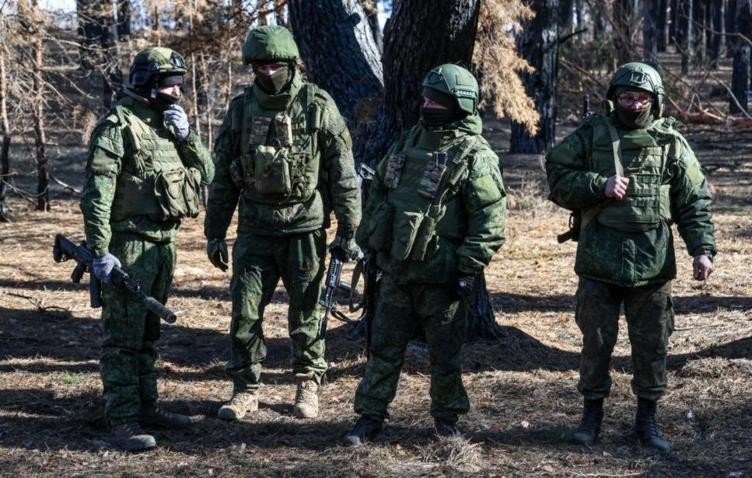 Мужчины в военной форме с оружием в руках