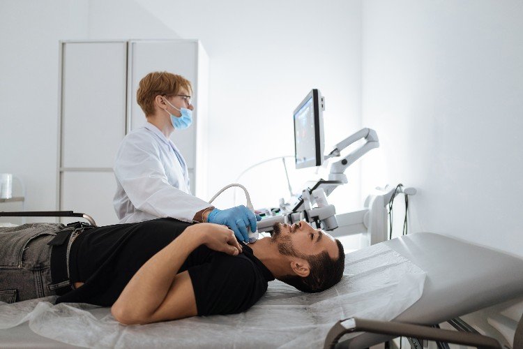 Пациент на УЗИ-диагностике