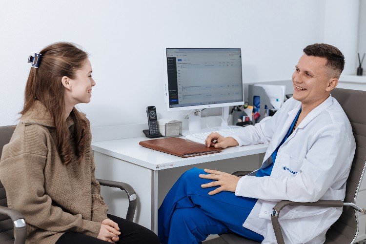 Врач Максим Небылица беседует с пациенткой