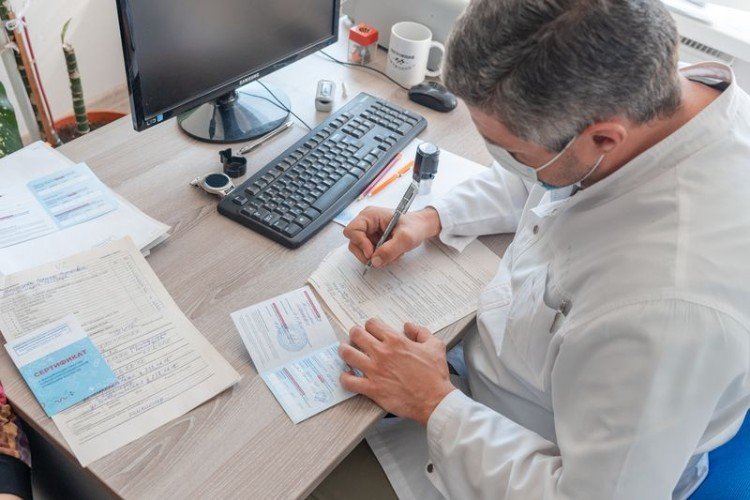 Врач за столом