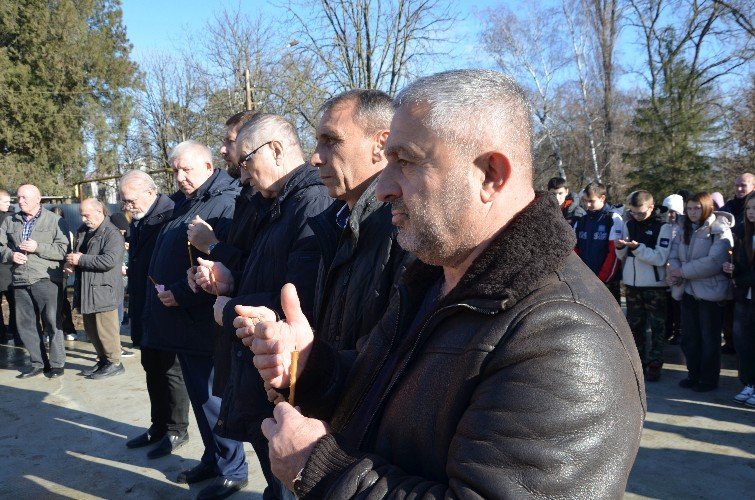 Иван Каспарян со станичниками на богослужении