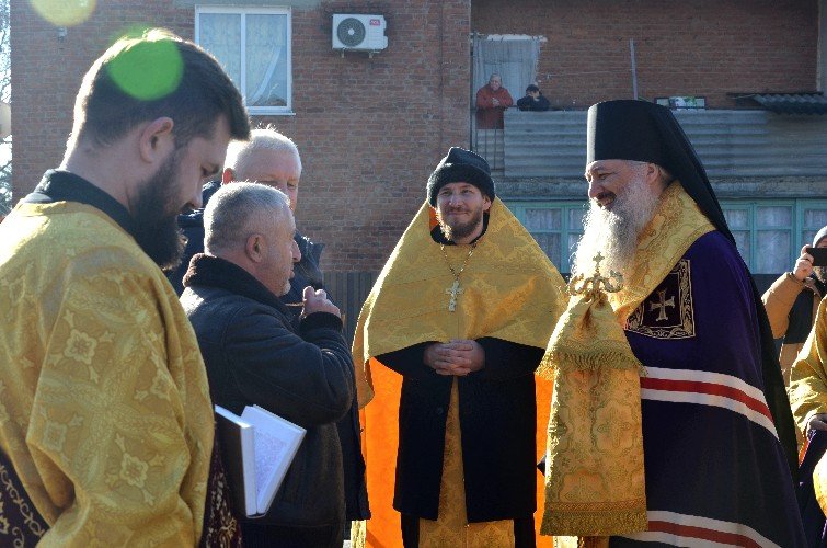 Иван Каспарян беседует с епископом Саввой