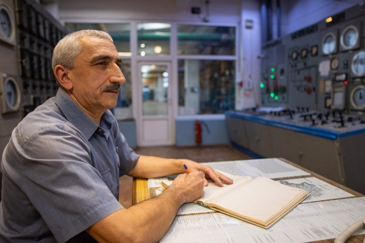 Сергей Харабиберов заполняет рабочий журнал