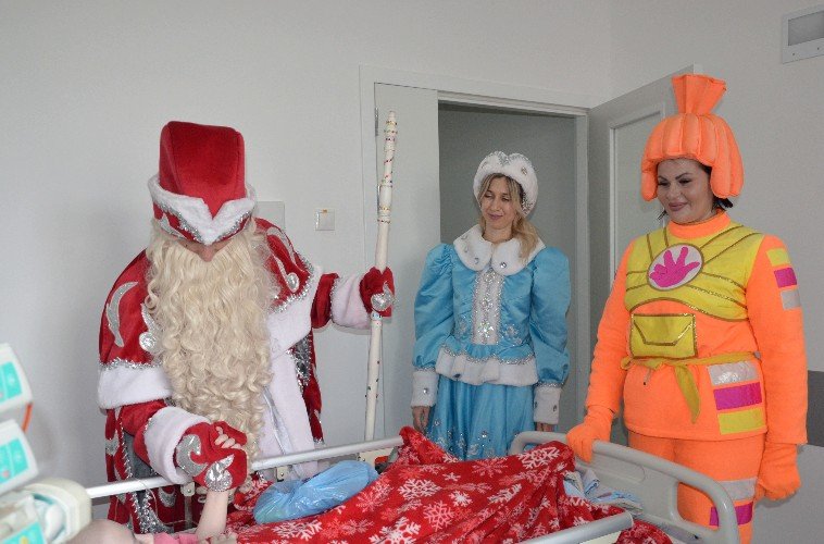 Дед Мороз со Снегурочкой в палате детского онкоцентра