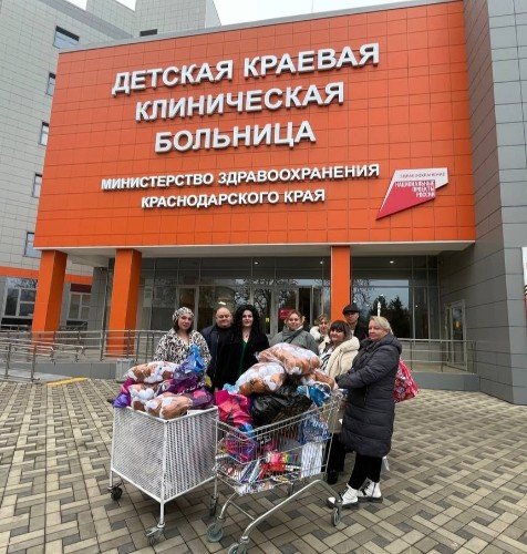 Усть-лабинские волонтёры у входа в ДККБ Краснодара