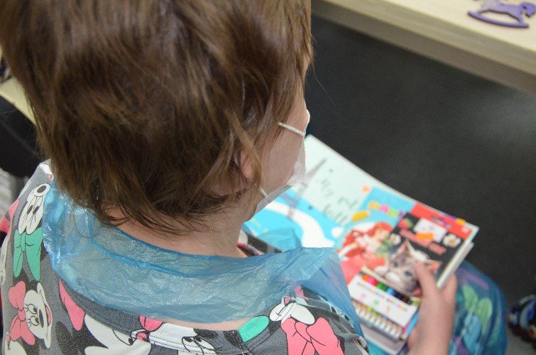 Девочка с подарками