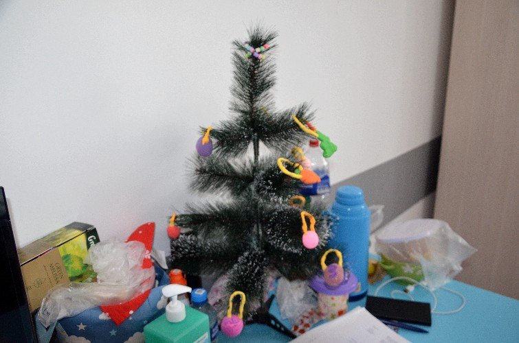 Украшенная настольная ёлка