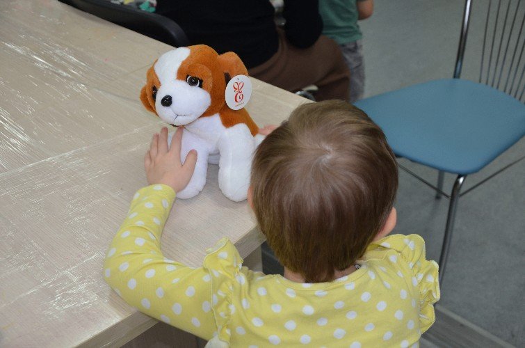 Девочка с плюшевой собачкой