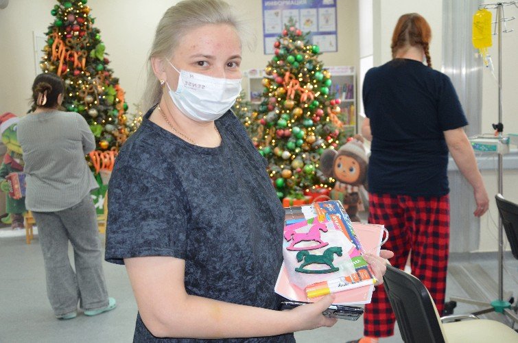 Мама пациентки с подарками
