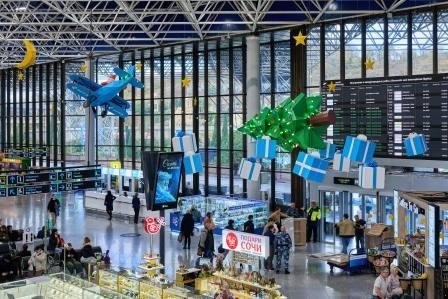 Зал аэропорта Сочи с пассажирами