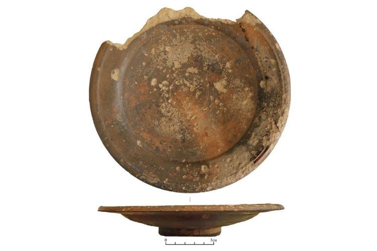 Сосуды из древнего погребения