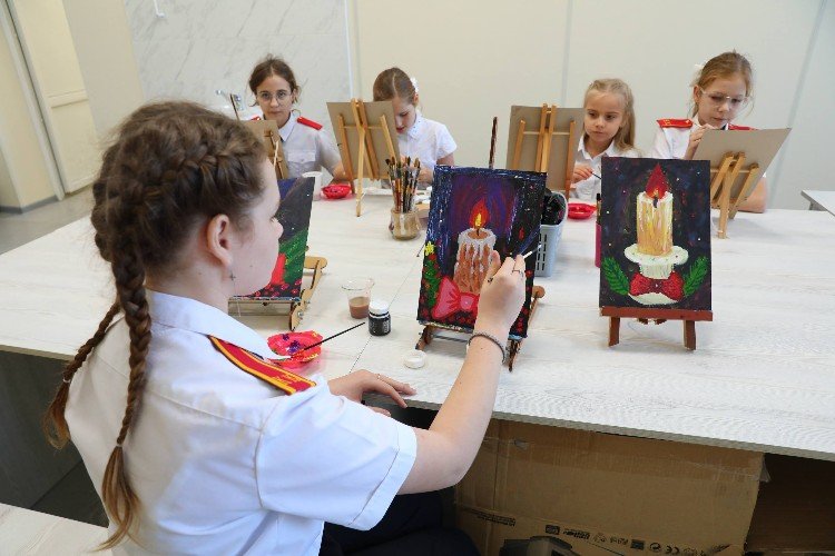 дети рисуют новогодние картины